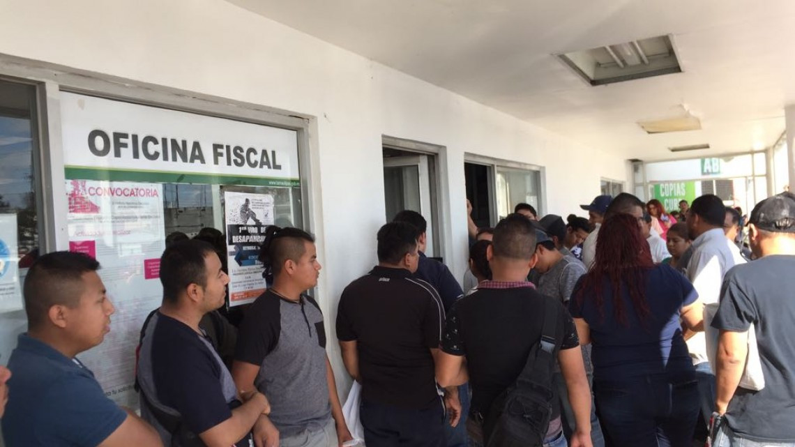 Saturan contribuyentes Oficina Fiscal, aprovechan descuentos