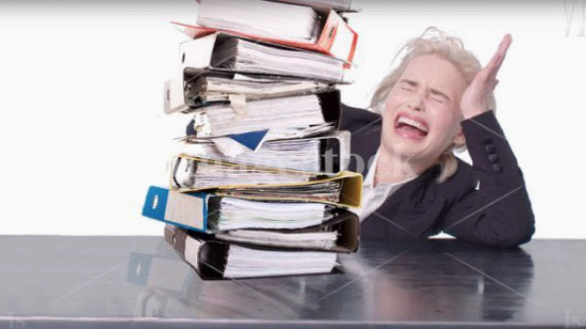 Emilia Clarke recrea fotos de archivo en una oficina