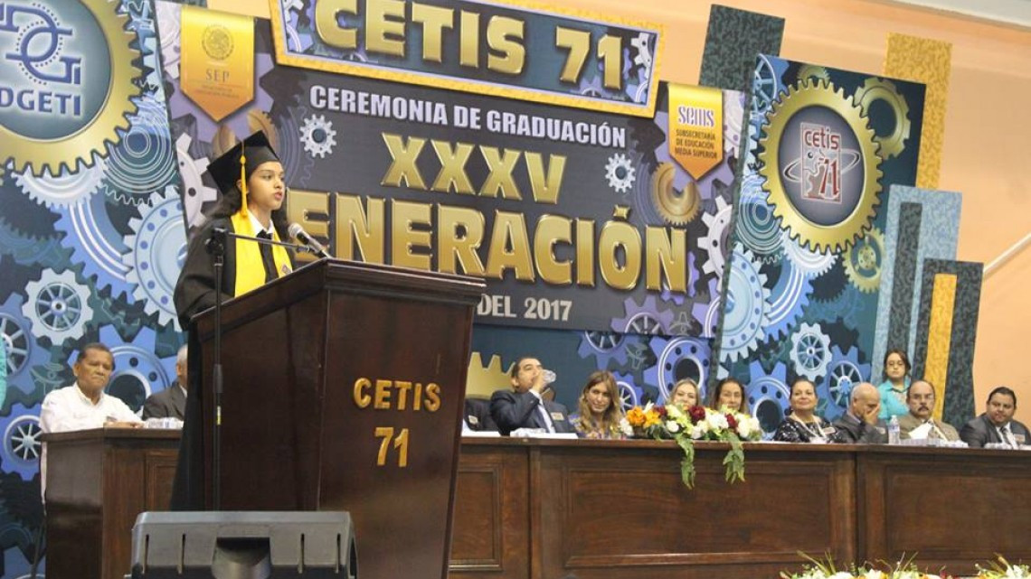 Maki felicita a graduados de CETIS No. 71