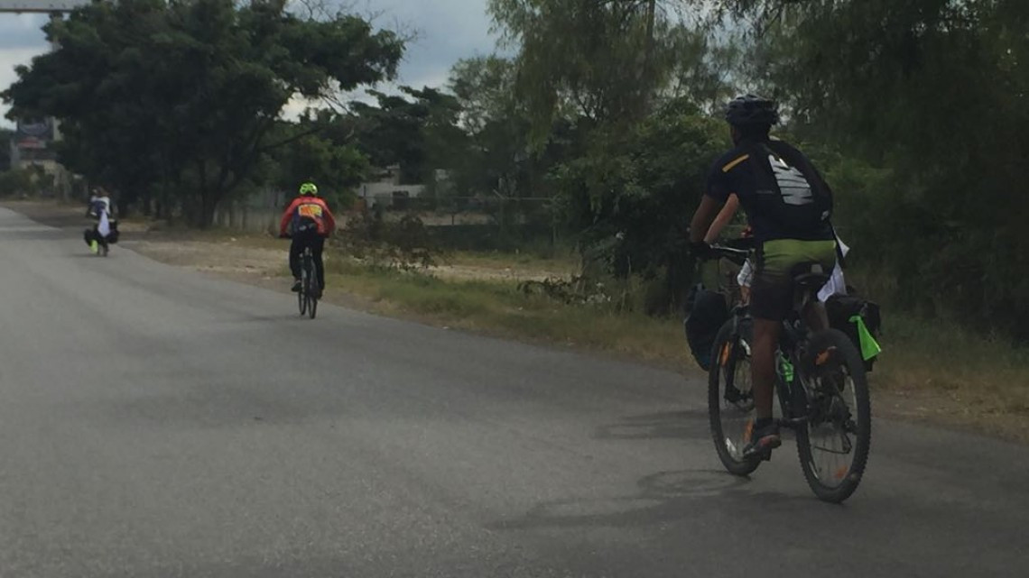 Canadienses recorren el continente americano en bicicleta