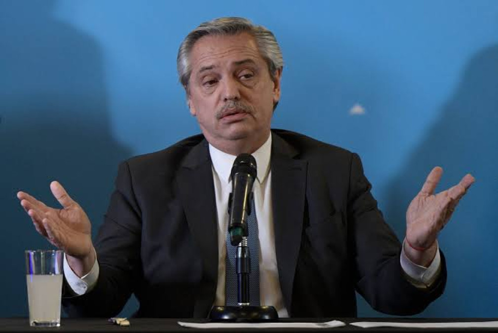 Protestantes pedrean vehículo de presidente de Argentina