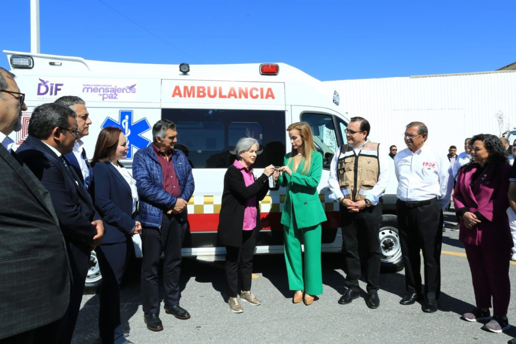 Gobernador Américo Villarreal y alcaldesa Carmen Lilia Canturosas supervisan albergue de migrantes; DIF estatal entrega ambulancia para apoyo a migrantes