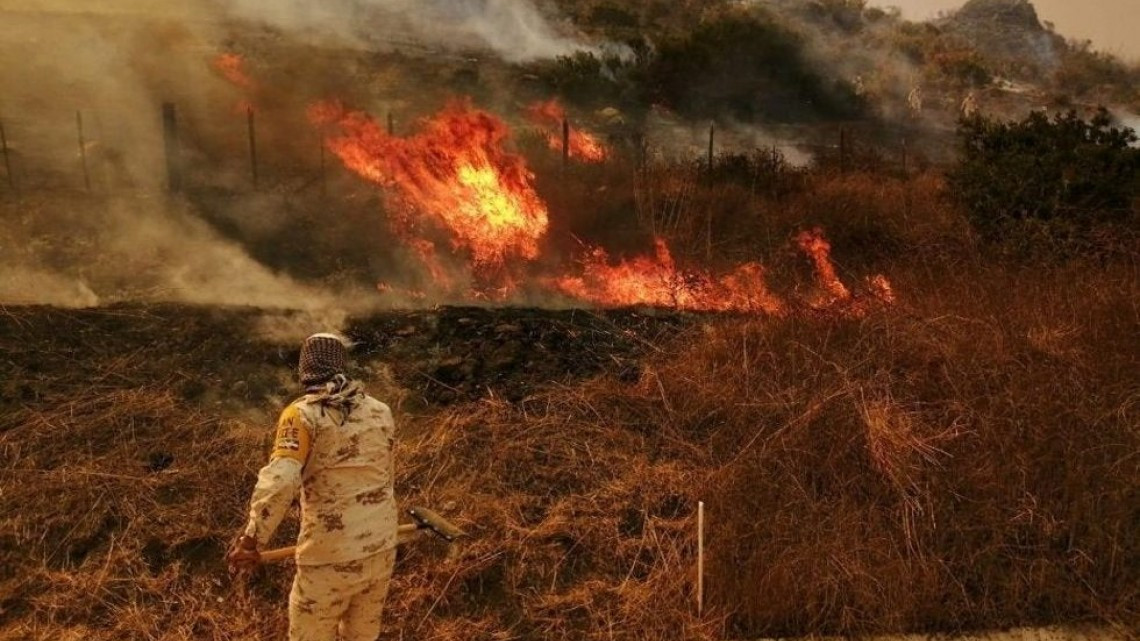 Continúan incendios en Baja California