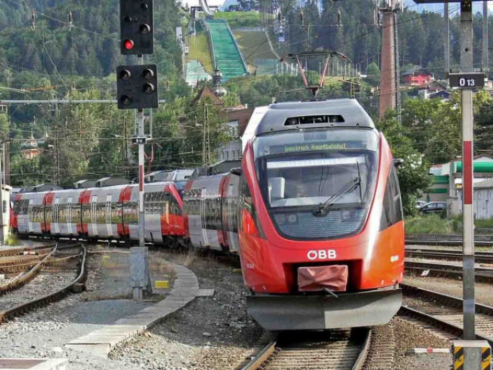 Investigan a revisor de tren que obligó a saltar a dos jóvenes