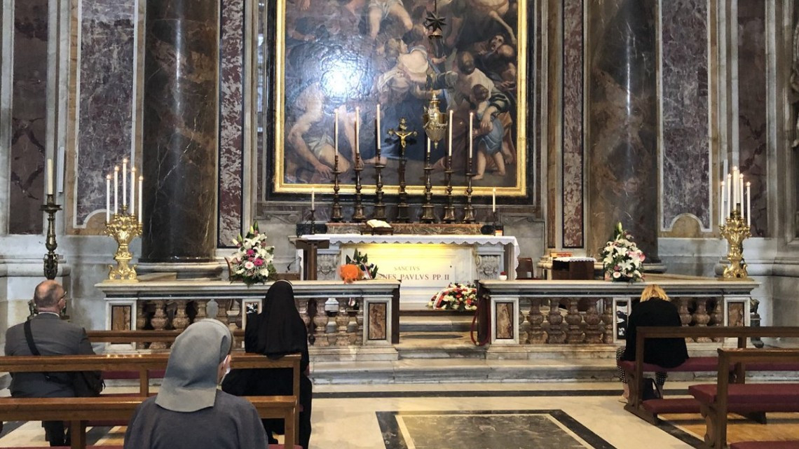 Reabre la basílica de San Pedro del Vaticano tras dos meses de cierre