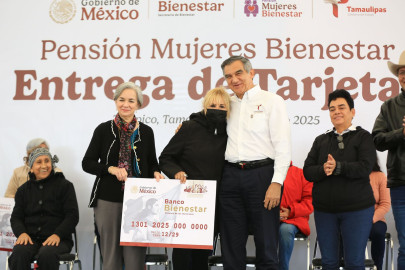 Entrega Américo Villarreal tarjetas del programa 
