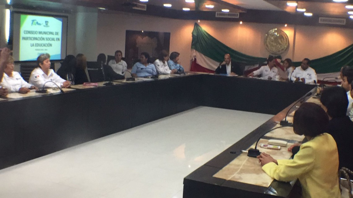 Toman protesta al Consejo Municipal de Participación Social en la Educación