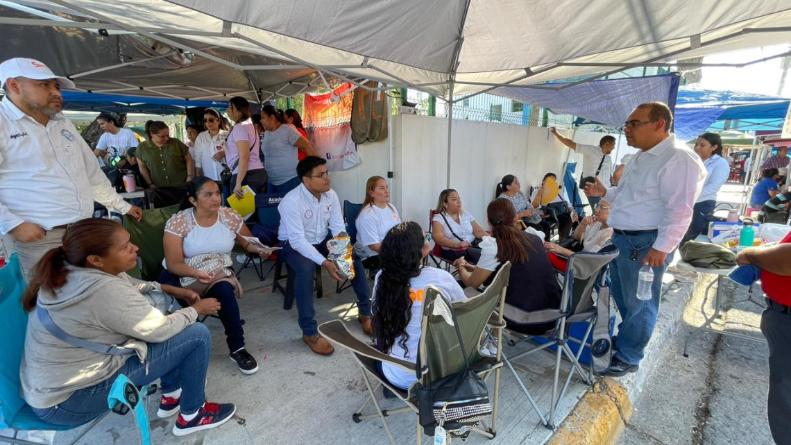 Maestros cumplen una semana plantados frente al CREDE