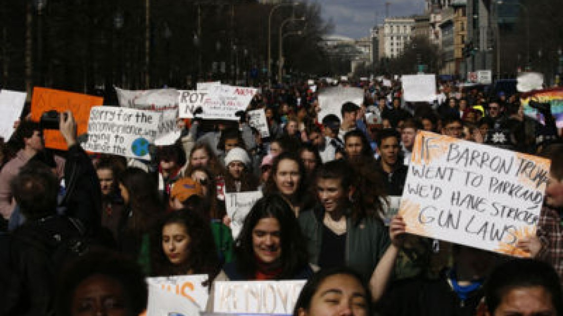 Estudiantes protestan contra violencia con armas en escuelas