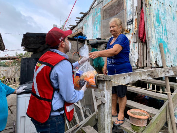 Lleva Gobierno de Matamoros apoyos a  familias que radican en la Playa Bagdad