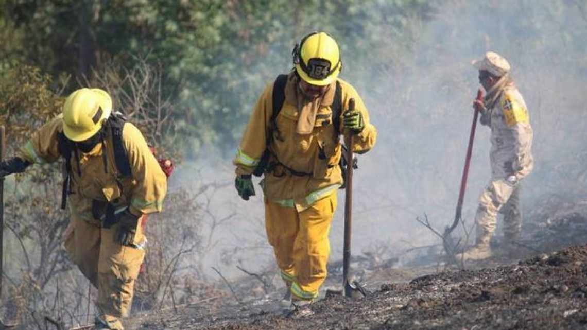 Continúan incendios en Baja California