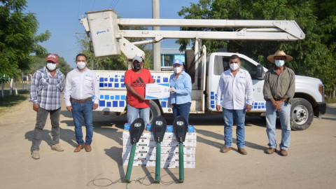 Mejora Alcaldesa alumbrado en comunidades rurales