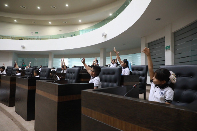 Estudiantes visitan el Congreso para aprender sobre el proceso legislativo