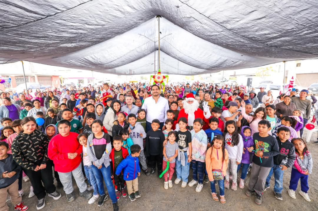 Comparten niños de la colonia Ernesto Zedillo Posada Navideña con Carlos Peña Ortiz