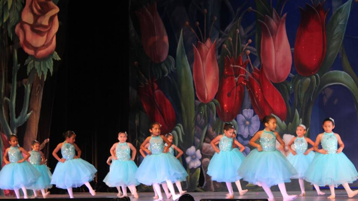 Alcaldesa asiste a presentación del ballet clásico "Alicia en el país de las maravillas"