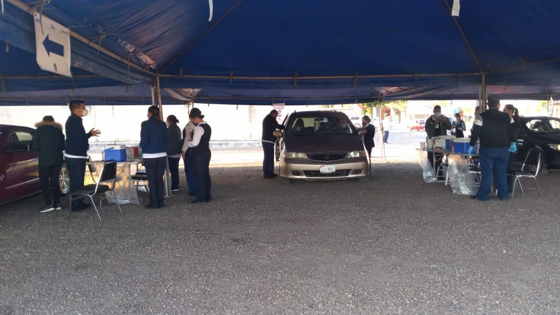 Adultos mayores madrugan por vacuna contra covid-19 