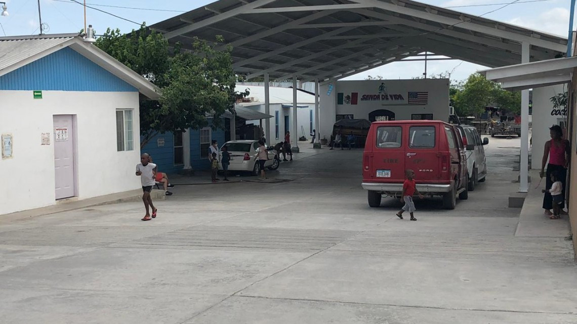 Migrantes no soportan confinamiento y abandonan albergue