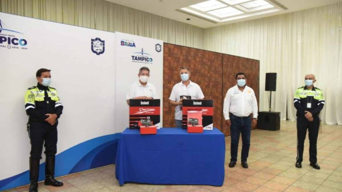 Equipa Chucho Nader a tránsito con radares para el control de velocidad