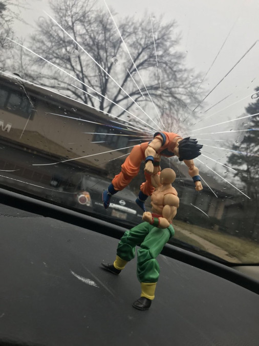 Cuando Dragon Ball te ayuda con tu parabrisas roto