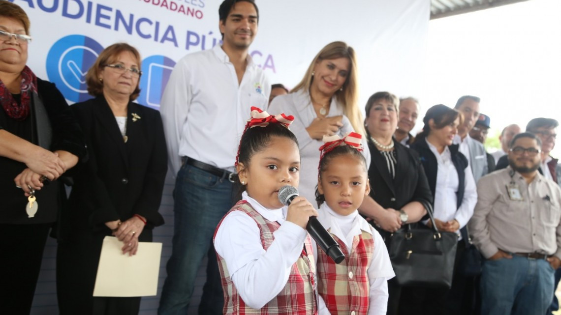 Dialoga Maki con habitantes de Las Delicias
