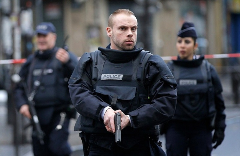 Abaten a hombre que amenazó a policías en París