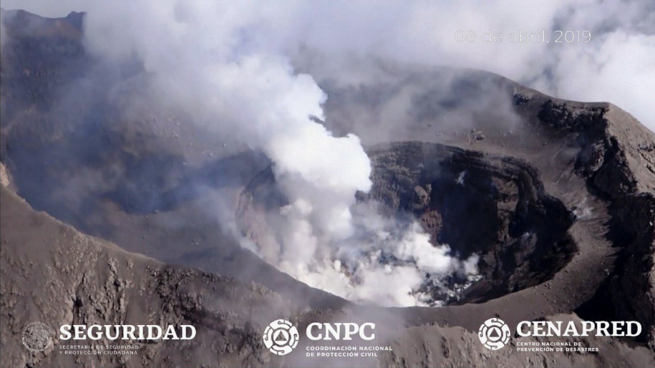Realizan sobrevuelo en Popocatépetl; intensa nubosidad impide análisis