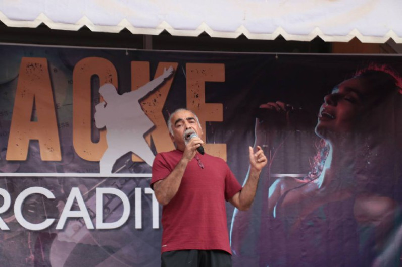 Invitan a cantar en el karaoke en el mercadito 