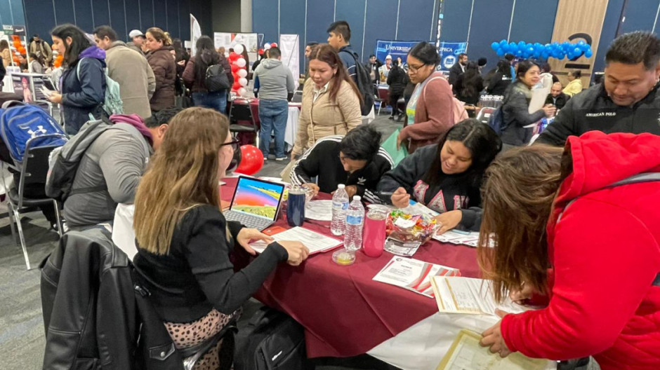 Acuden buscadores a última feria del empleo