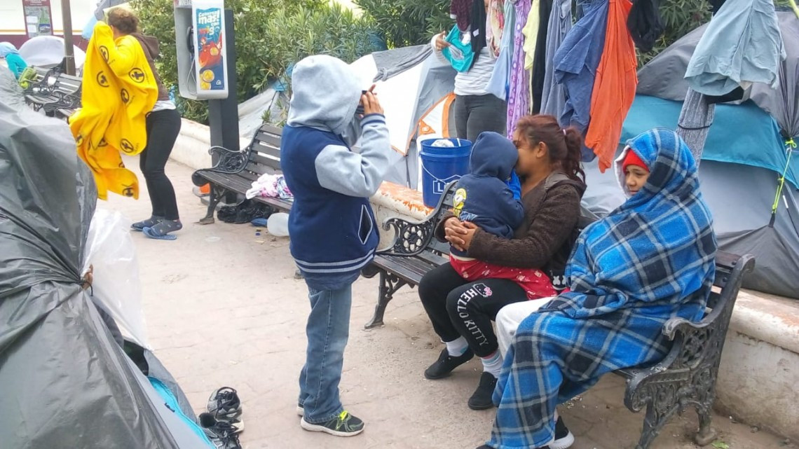 A pesar del frio migrantes quieren quedarse en explanada del Puente Nuevo