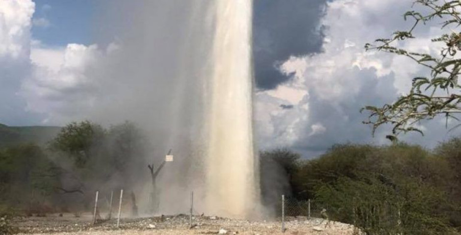 Géiser alcanza 60 metros de altura en erupción