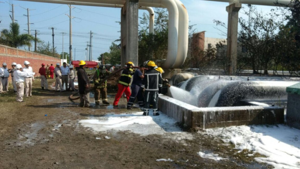 Incendio de zacatal a punto de generar explosión de ductos de Pemex