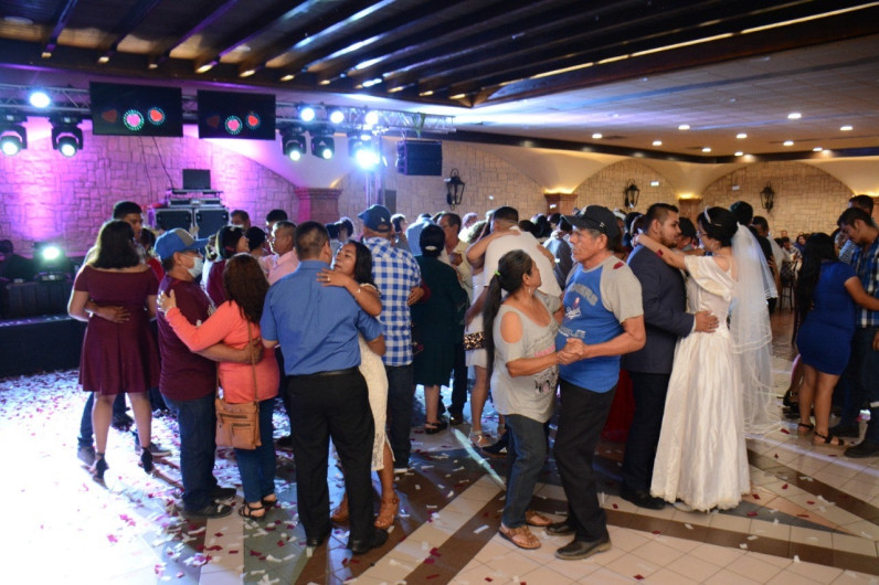 Sistema DIF Nuevo Laredo cumple el sueño de casarse a pareja que tenía más de 40 años juntos 