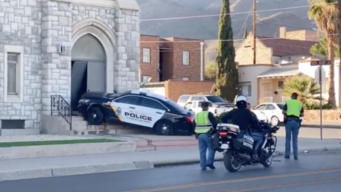 Patrulla de  El Paso choca contra iglesia 