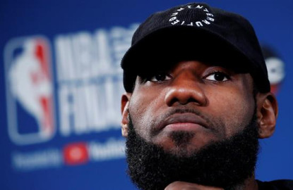 Lebron James frustrado luego de perder en el juego 1 ante Warriors