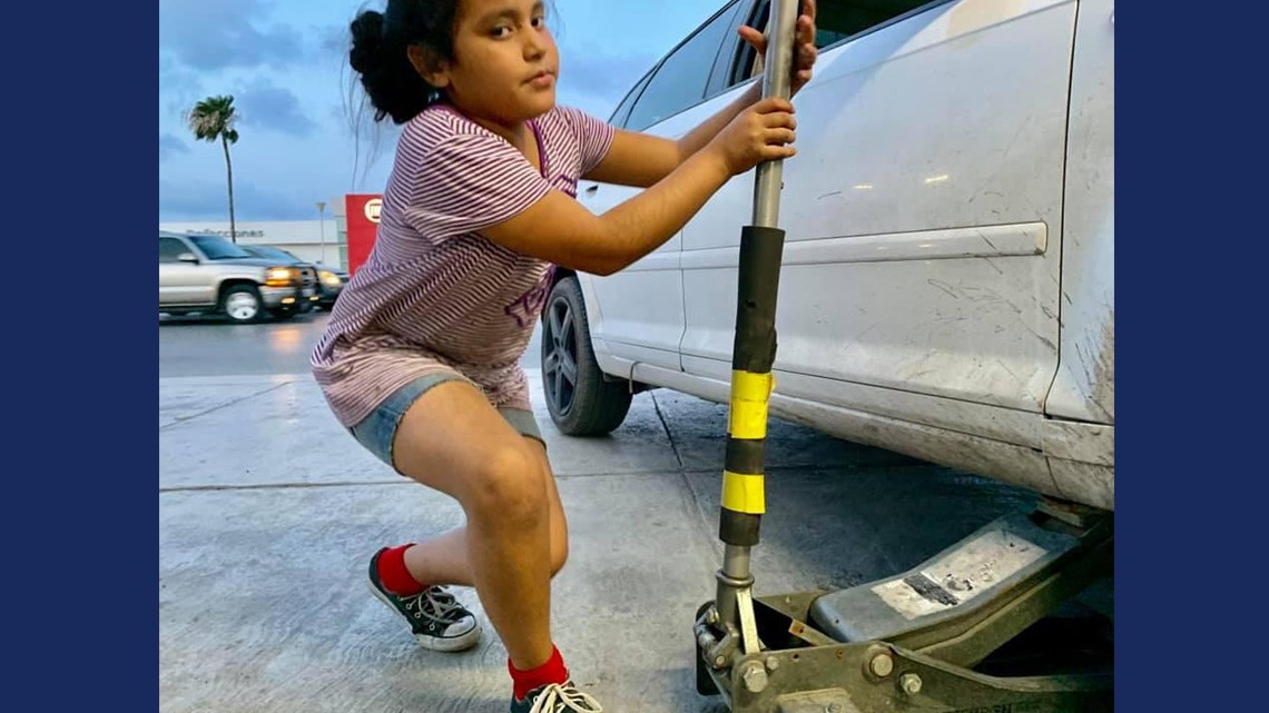 Niña de ocho años ayuda a su padre en vulcanizadora