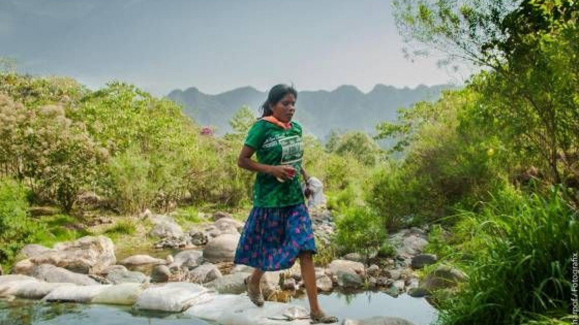 Mujer tarahumara gana ultramaratón en Puebla