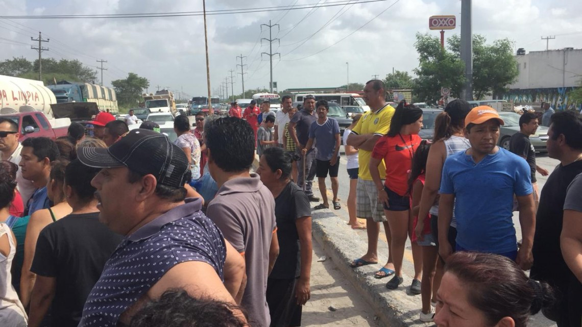 Bloquean carretera, reclaman solución a inundaciones