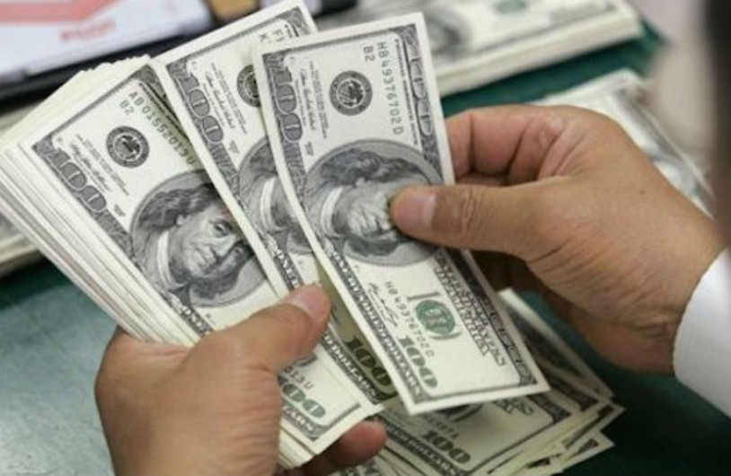 Dólar cotiza a la venta en 19.57 pesos en el AICM