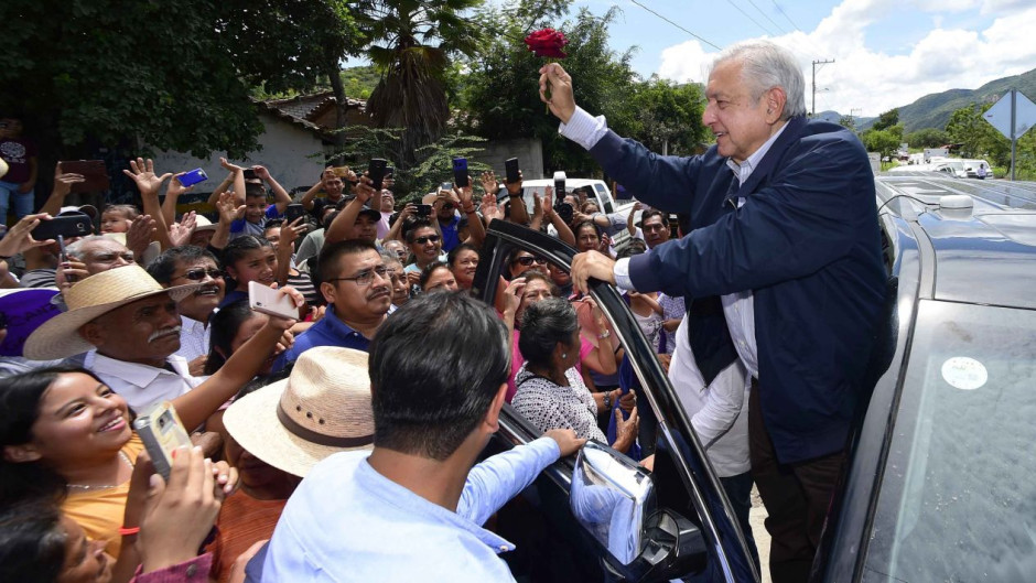 Sube a 68% la aceptación a AMLO