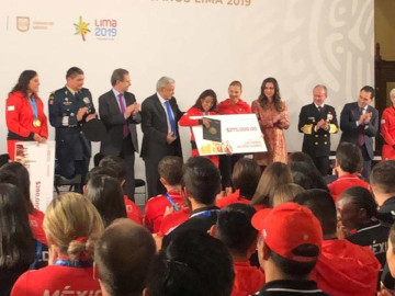 Entrega López Obrador estímulos económicos a deportistas