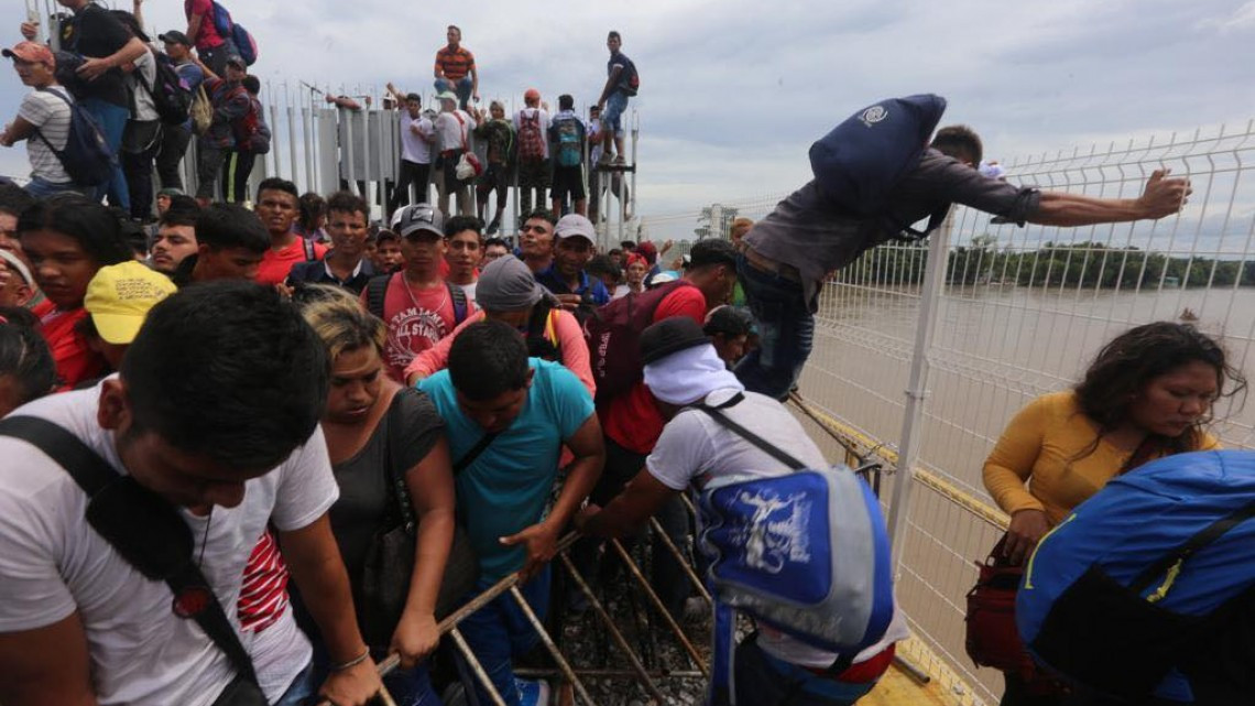 Contienen ingreso de caravana migrante en México