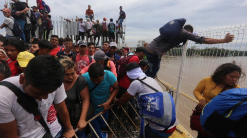 Contienen ingreso de caravana migrante en México