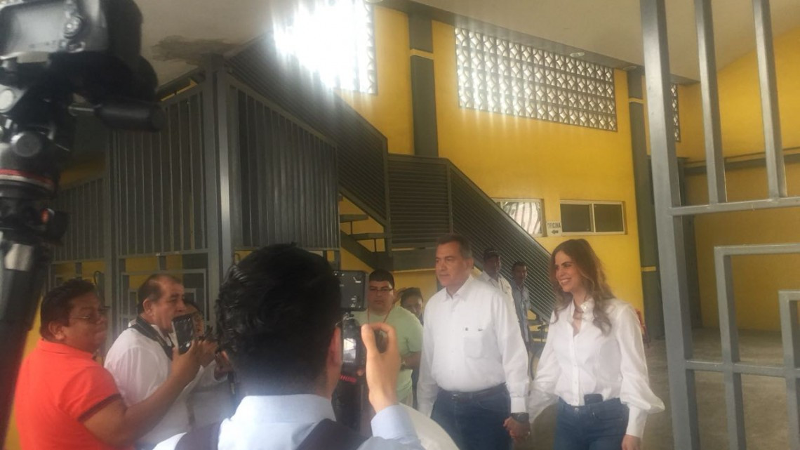 Candidato de Morena arriba a casilla para emitir su voto