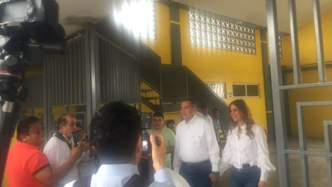 Candidato de Morena arriba a casilla para emitir su voto