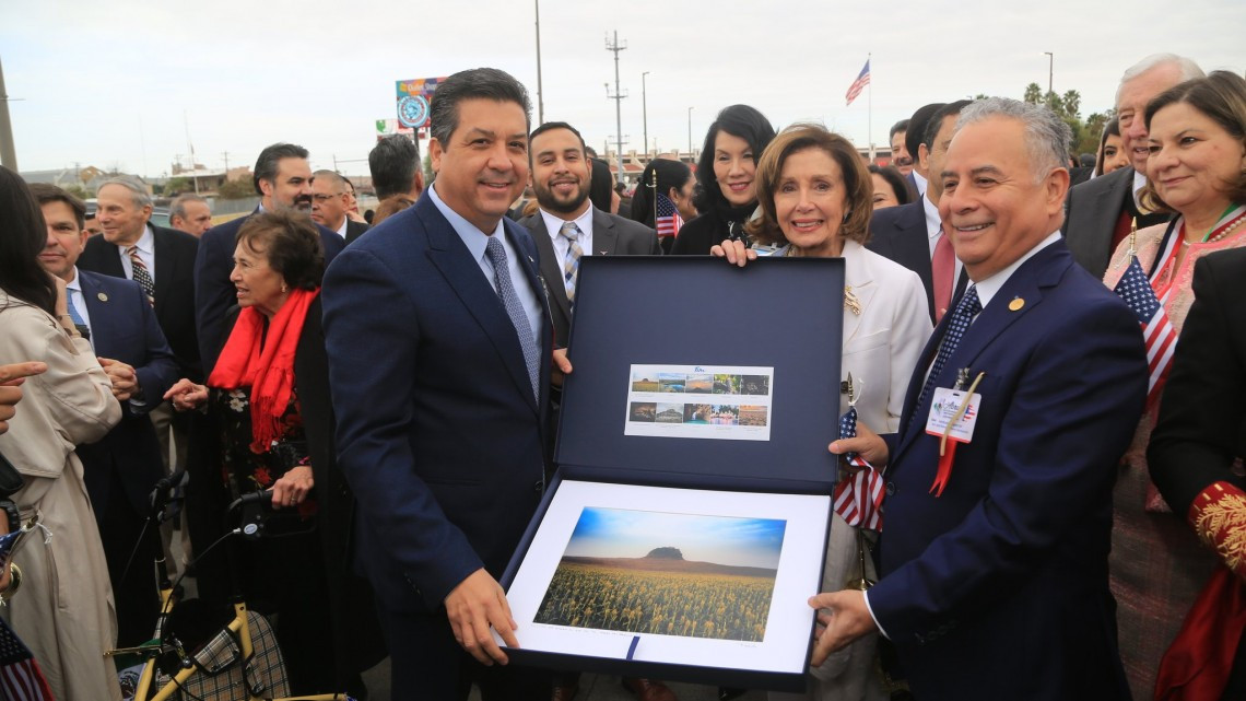 Abrazo de hermanad en el puente internacional Juárez-Lincoln