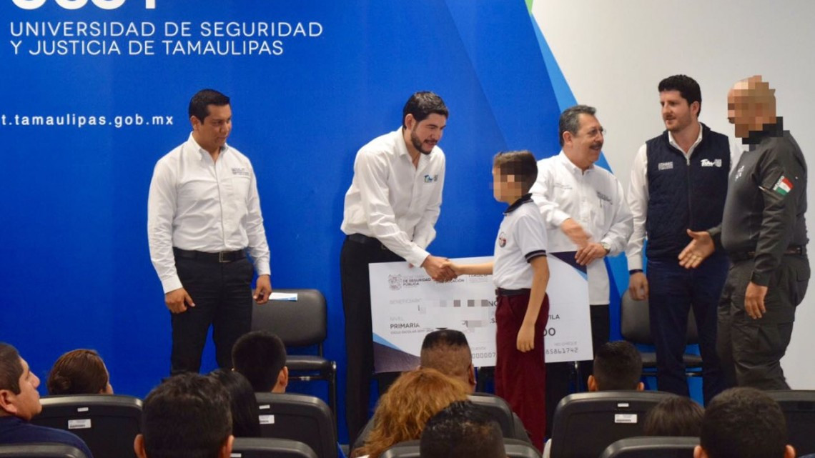 Hijos de Policías Estatales reciben 2do pago de becas