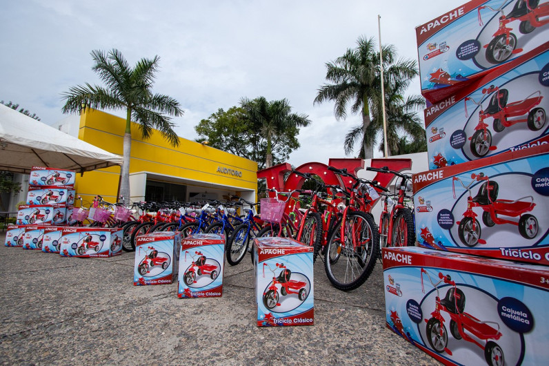 Entrega UAT donativo de bicicletas y herramientas de trabajo al DIF Tamaulipas