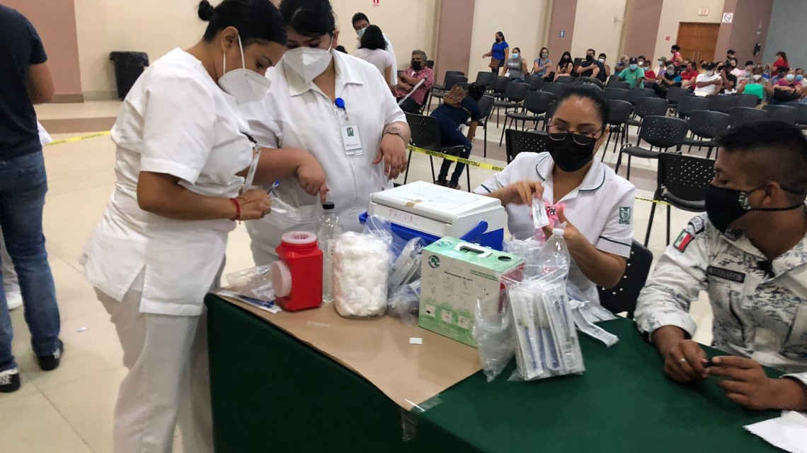 Rezagados superan demanda de vacuna Sinovac en Nuevo Laredo