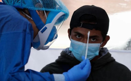 Muertes en el mundo por COVID-19 superan las 930 mil 