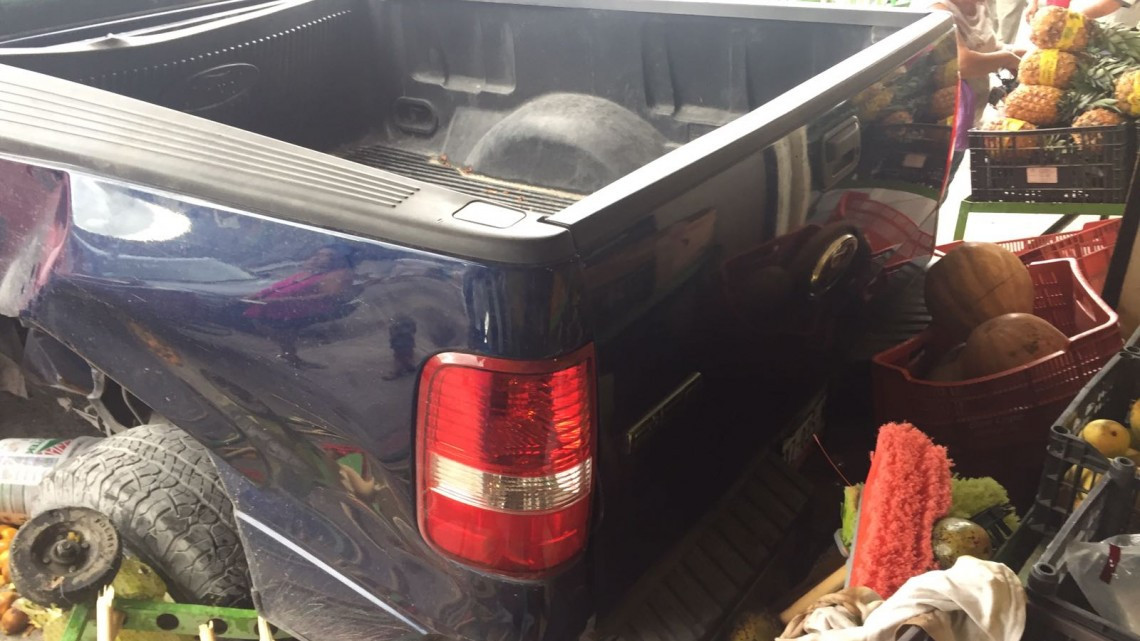 Camioneta quiso ganarle a tren y este la avienta 